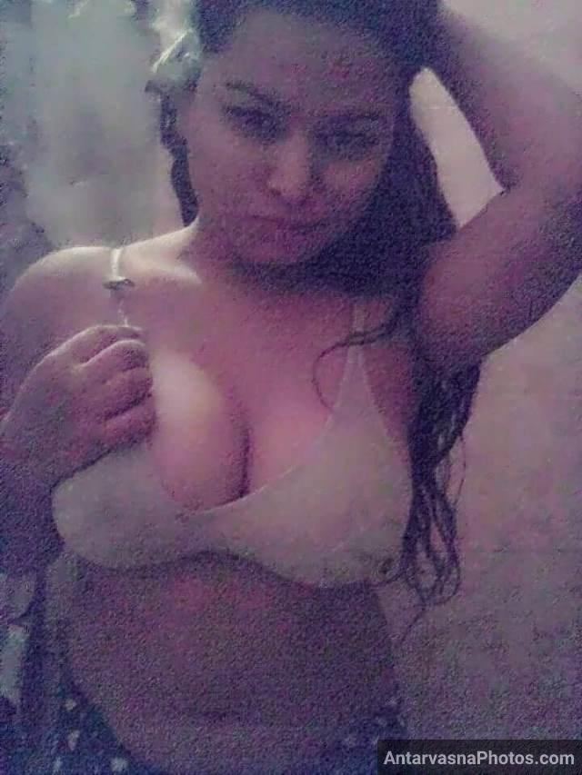 white bra me chalakte hue sexy girl madhuri ke boobs pic